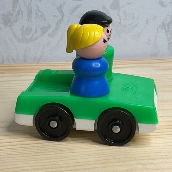 Vintage Fisher Price Green Car With Man & Woman Two Seat FP - Picture 2 of 7